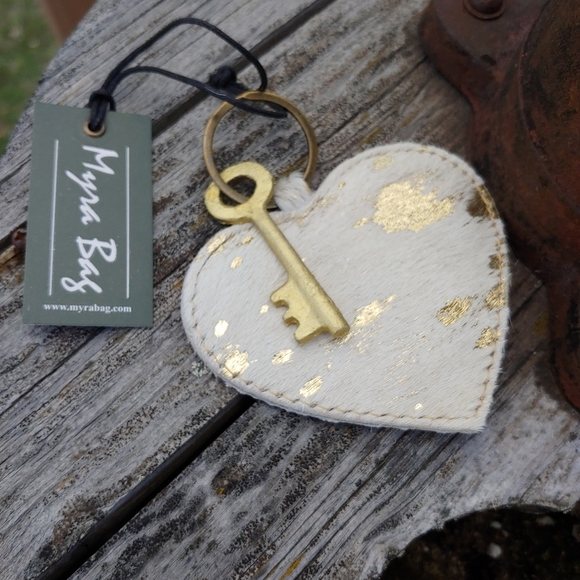 🎁🍂Gift! Heart Shape Key Fob Chain Myra Bag Cowhide Metallic Gold New White - Picture 1 of 1